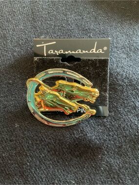 Taramanda Horse Heads Horseshoe Gold Tone Brooch Pin NWT Equestrian